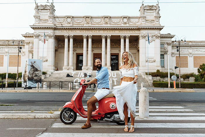 Foto BUILDING A HONEYMOON SCRIPT Foto BUILDING A HONEYMOON SCRIPT - Imagem 1